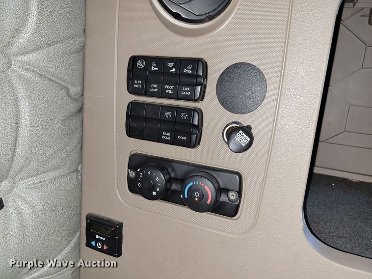 image for item MO9681 2015 Freightliner Cascadia 113  semi truck