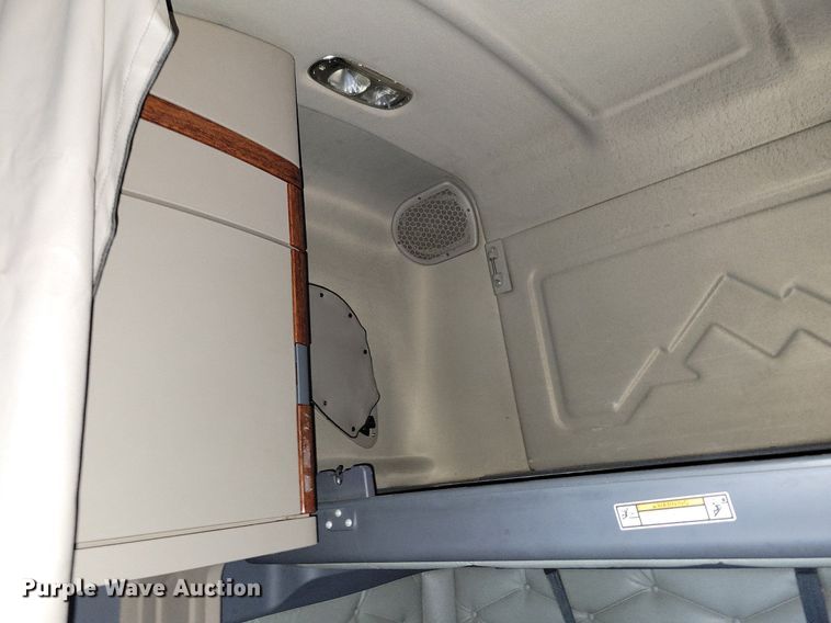 image for item MO9681 2015 Freightliner Cascadia 113  semi truck