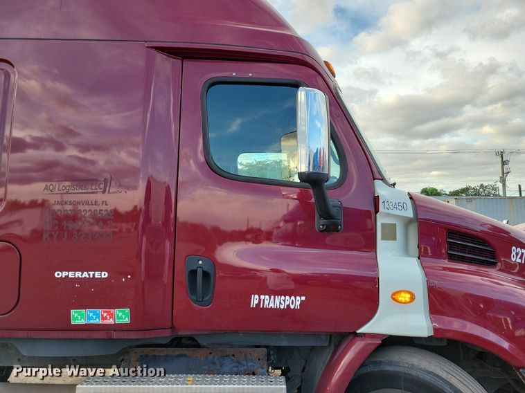 image for item MO9681 2015 Freightliner Cascadia 113  semi truck