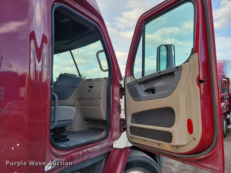 image for item MO9681 2015 Freightliner Cascadia 113  semi truck