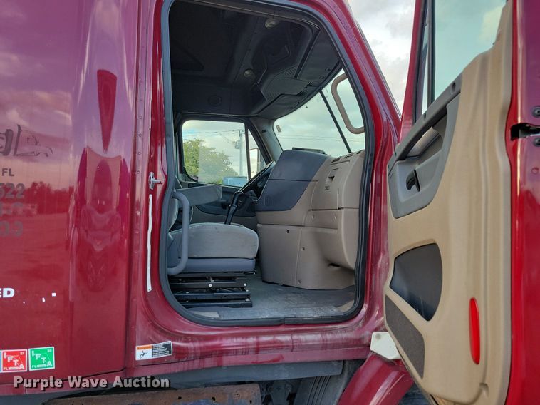 image for item MO9681 2015 Freightliner Cascadia 113  semi truck