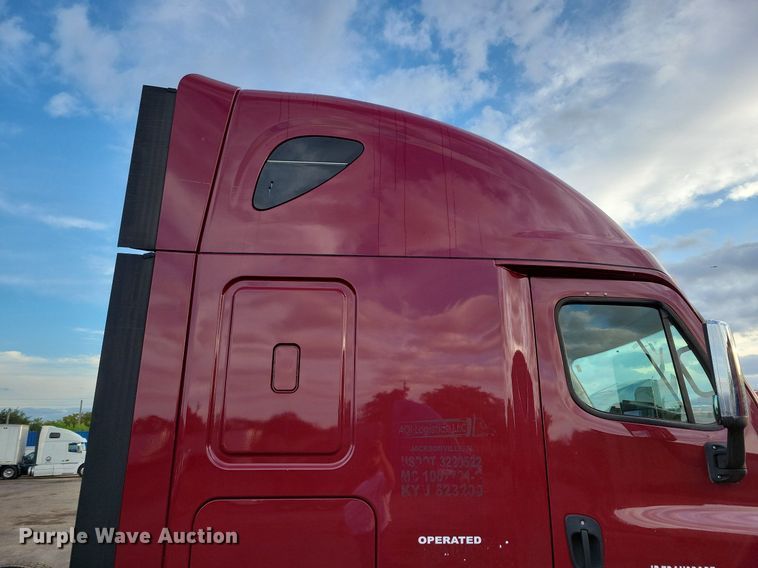 image for item MO9681 2015 Freightliner Cascadia 113  semi truck