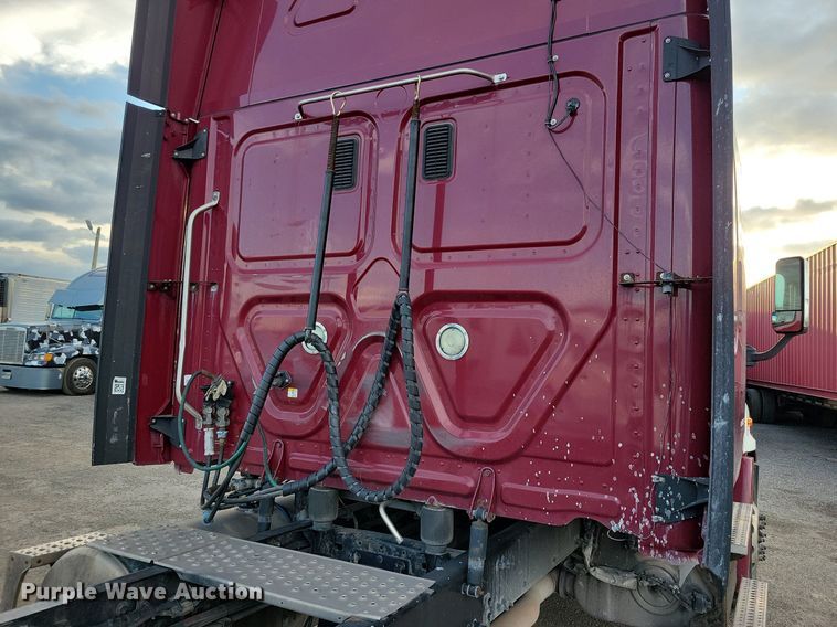 image for item MO9681 2015 Freightliner Cascadia 113  semi truck