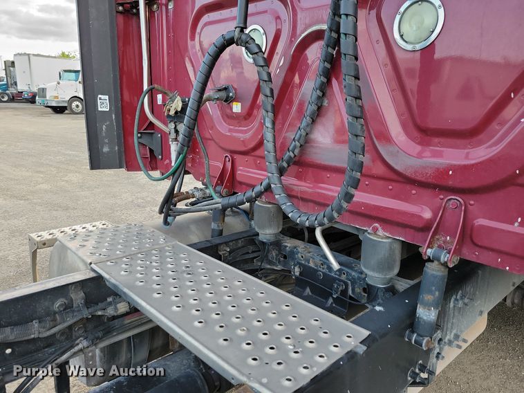 image for item MO9681 2015 Freightliner Cascadia 113  semi truck