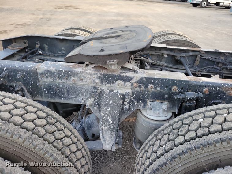 image for item MO9681 2015 Freightliner Cascadia 113  semi truck