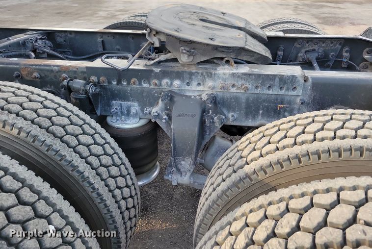 image for item MO9681 2015 Freightliner Cascadia 113  semi truck