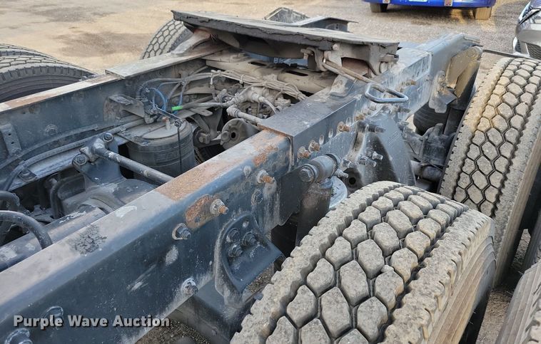 image for item MO9681 2015 Freightliner Cascadia 113  semi truck