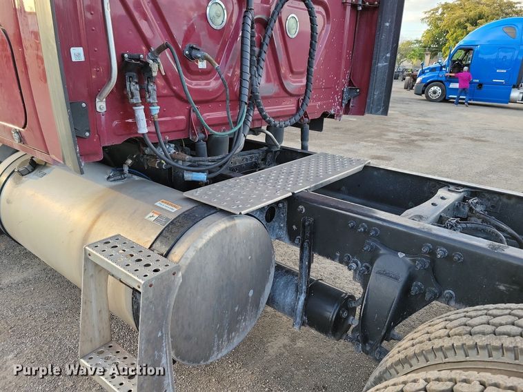 image for item MO9681 2015 Freightliner Cascadia 113  semi truck