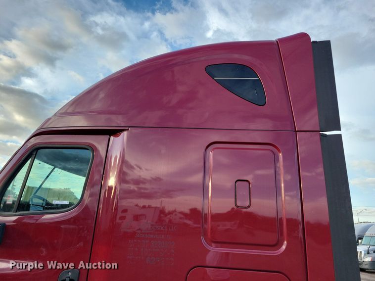 image for item MO9681 2015 Freightliner Cascadia 113  semi truck