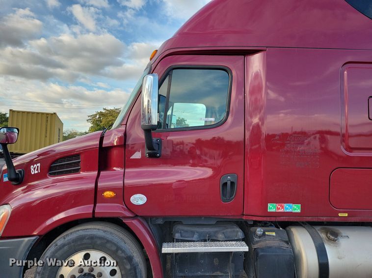 image for item MO9681 2015 Freightliner Cascadia 113  semi truck