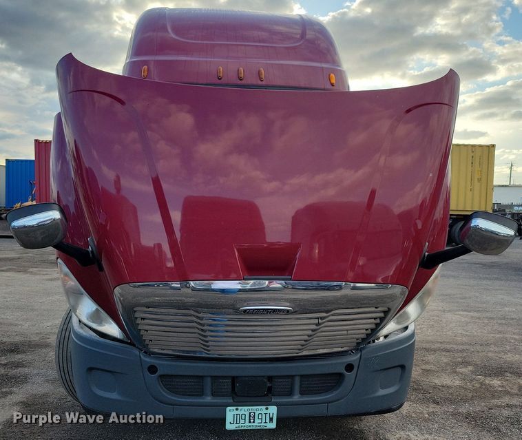 image for item MO9681 2015 Freightliner Cascadia 113  semi truck
