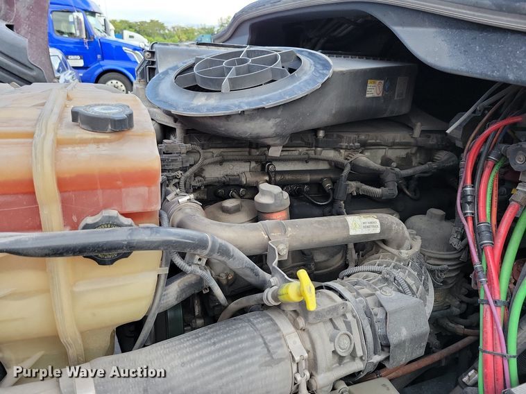 image for item MO9681 2015 Freightliner Cascadia 113  semi truck