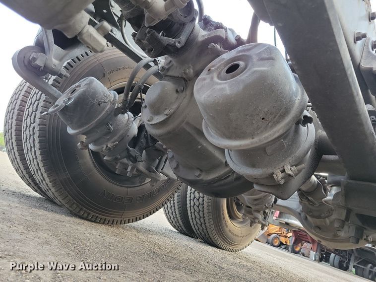 image for item MO9681 2015 Freightliner Cascadia 113  semi truck