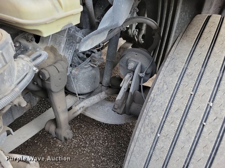 image for item MO9681 2015 Freightliner Cascadia 113  semi truck