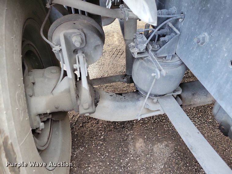 image for item MO9681 2015 Freightliner Cascadia 113  semi truck