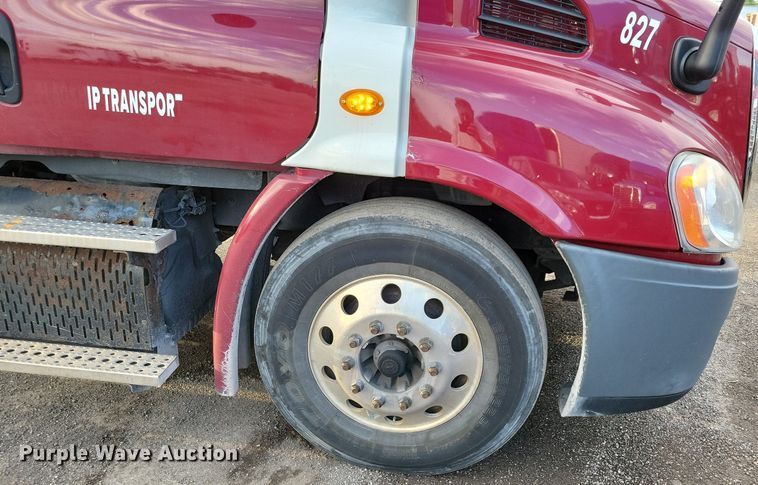 image for item MO9681 2015 Freightliner Cascadia 113  semi truck