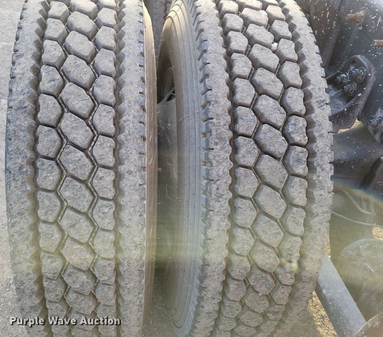 image for item MO9681 2015 Freightliner Cascadia 113  semi truck