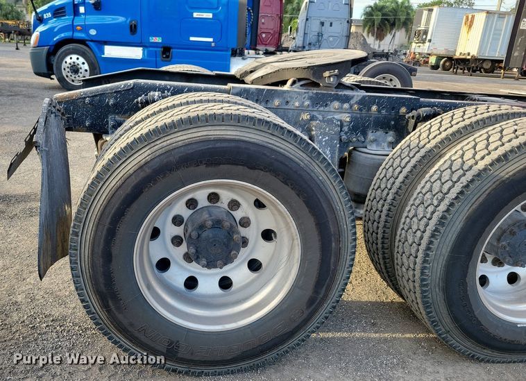 image for item MO9681 2015 Freightliner Cascadia 113  semi truck