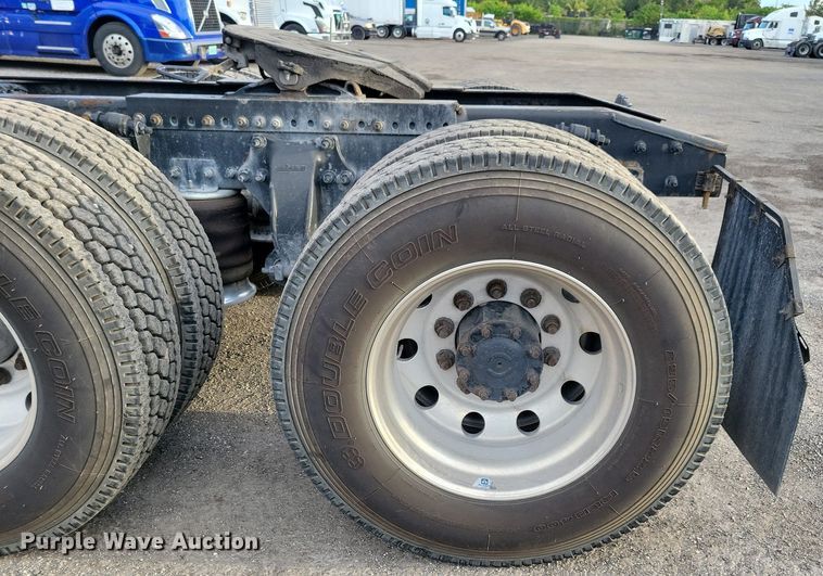 image for item MO9681 2015 Freightliner Cascadia 113  semi truck