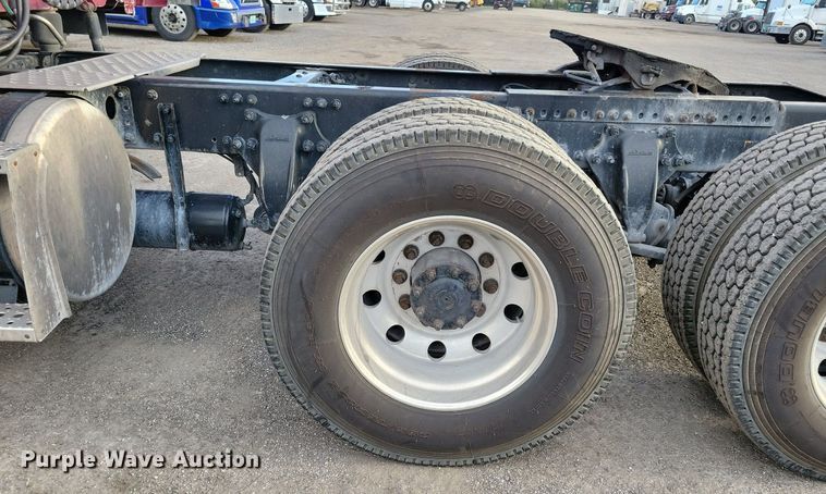 image for item MO9681 2015 Freightliner Cascadia 113  semi truck