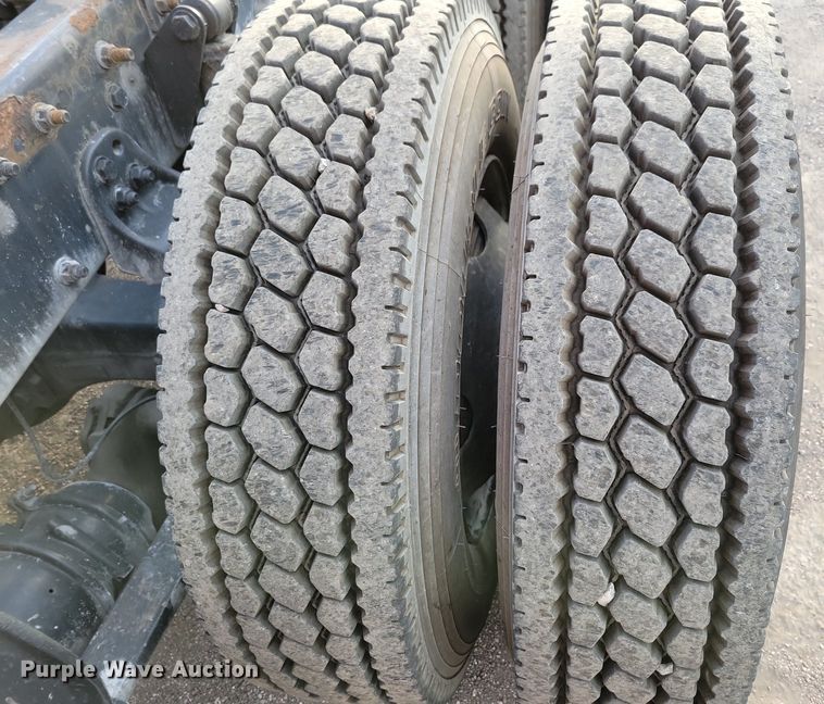 image for item MO9681 2015 Freightliner Cascadia 113  semi truck