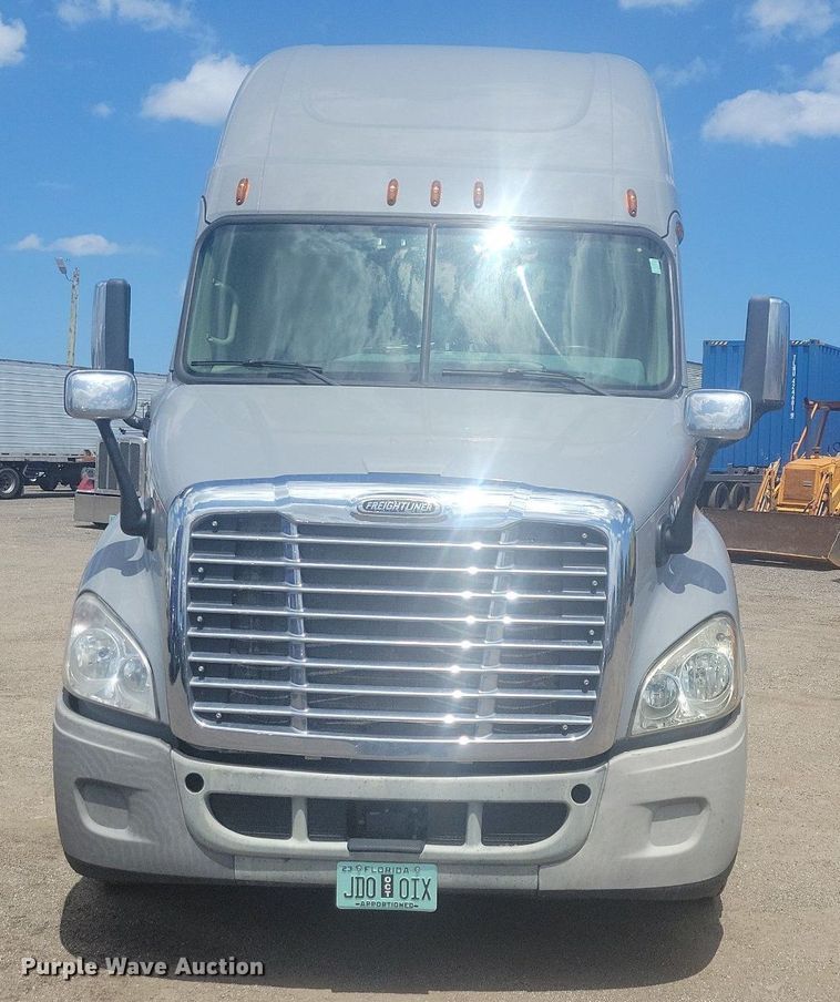 image for item MO9682 2015 Freightliner Cascadia 113  semi truck