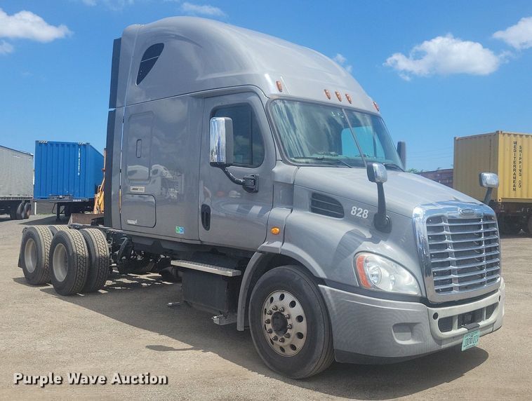 image for item MO9682 2015 Freightliner Cascadia 113  semi truck