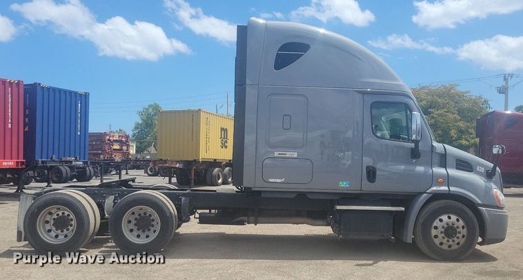 image for item MO9682 2015 Freightliner Cascadia 113  semi truck