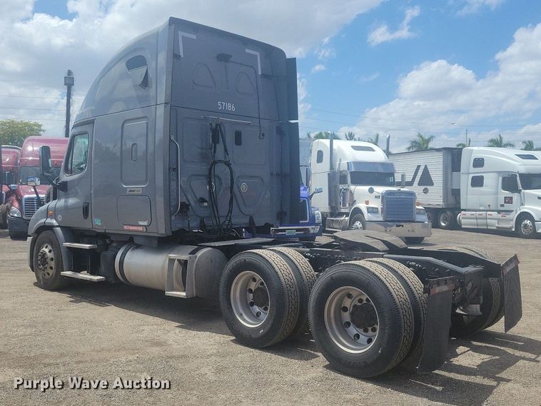 image for item MO9682 2015 Freightliner Cascadia 113  semi truck