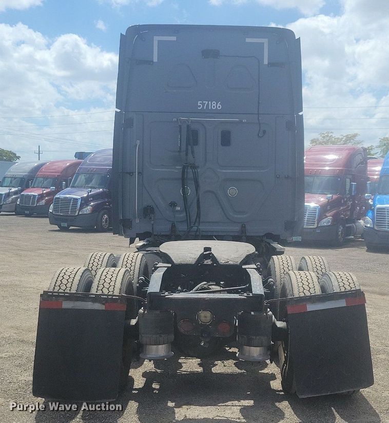 image for item MO9682 2015 Freightliner Cascadia 113  semi truck