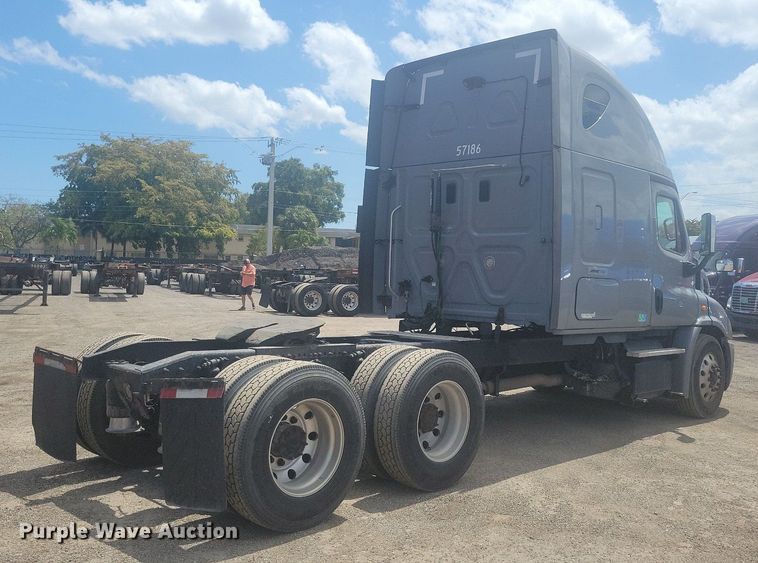 image for item MO9682 2015 Freightliner Cascadia 113  semi truck
