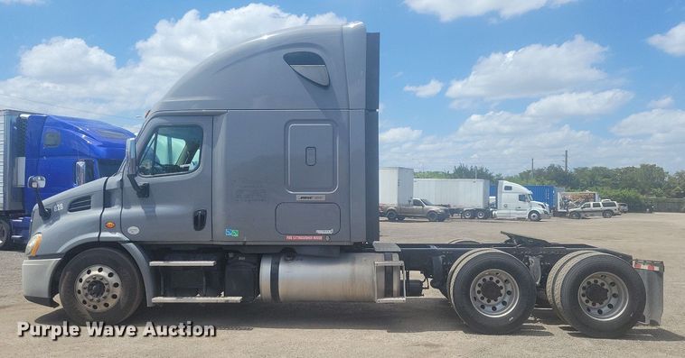 image for item MO9682 2015 Freightliner Cascadia 113  semi truck