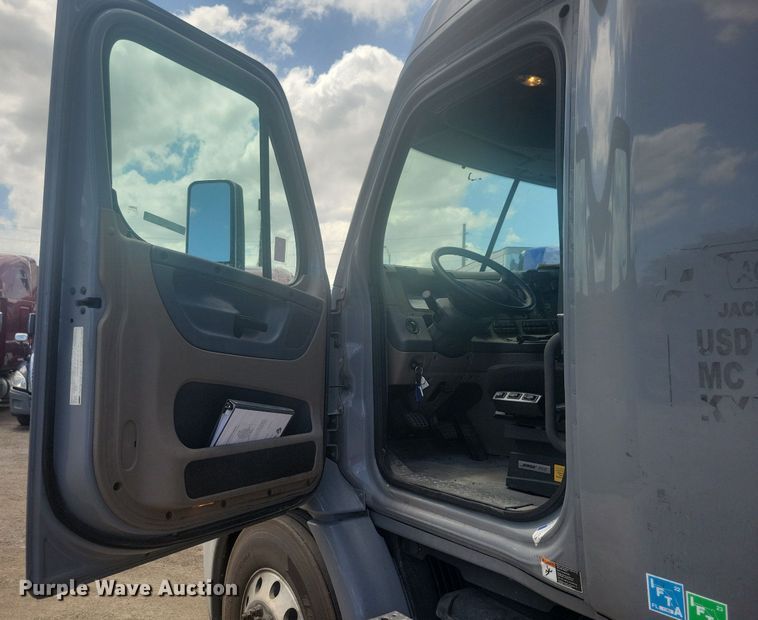 image for item MO9682 2015 Freightliner Cascadia 113  semi truck