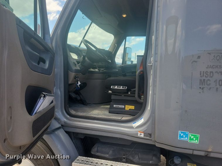 image for item MO9682 2015 Freightliner Cascadia 113  semi truck