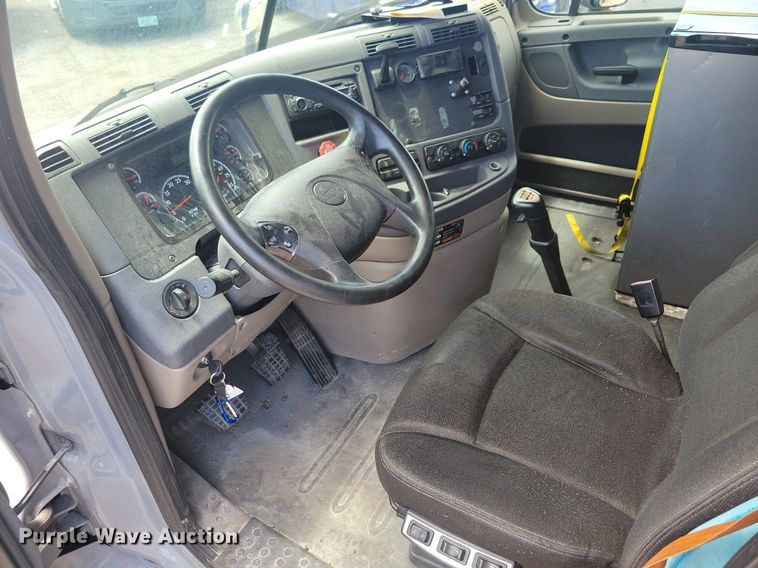 image for item MO9682 2015 Freightliner Cascadia 113  semi truck