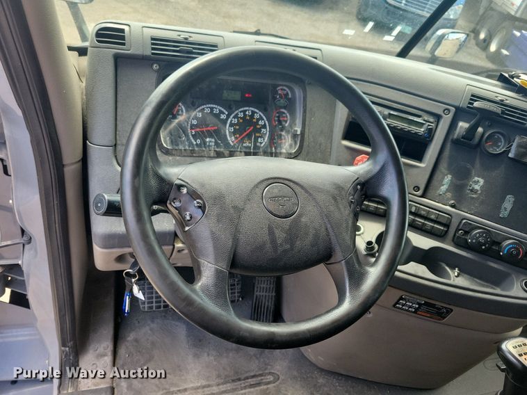 image for item MO9682 2015 Freightliner Cascadia 113  semi truck