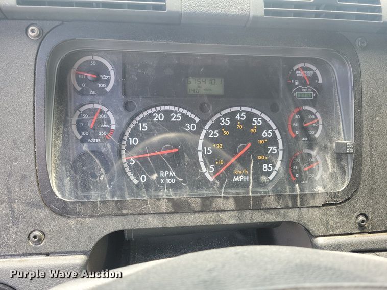 image for item MO9682 2015 Freightliner Cascadia 113  semi truck