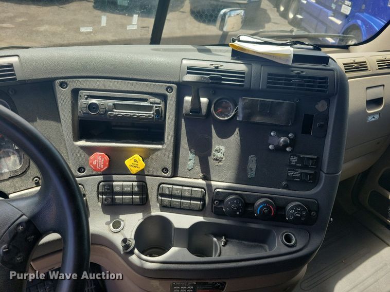 image for item MO9682 2015 Freightliner Cascadia 113  semi truck