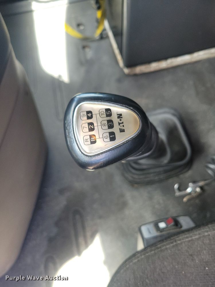 image for item MO9682 2015 Freightliner Cascadia 113  semi truck