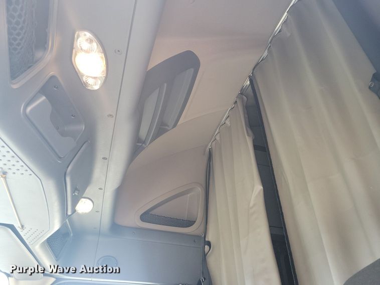 image for item MO9682 2015 Freightliner Cascadia 113  semi truck