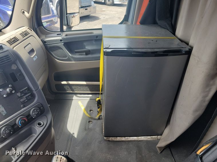 image for item MO9682 2015 Freightliner Cascadia 113  semi truck