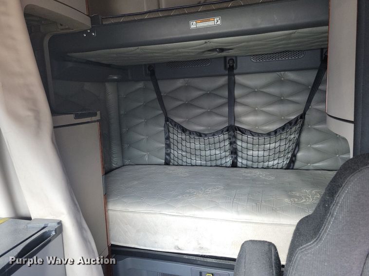 image for item MO9682 2015 Freightliner Cascadia 113  semi truck