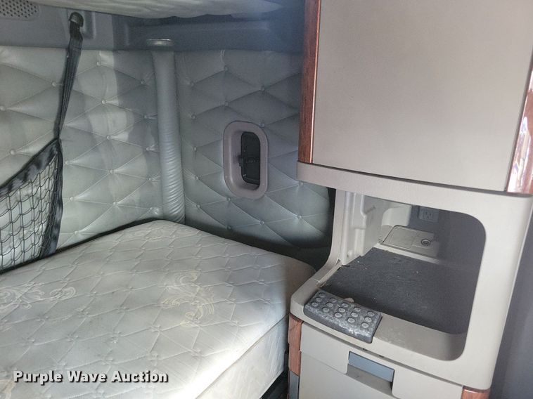 image for item MO9682 2015 Freightliner Cascadia 113  semi truck