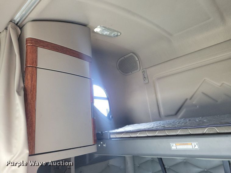 image for item MO9682 2015 Freightliner Cascadia 113  semi truck