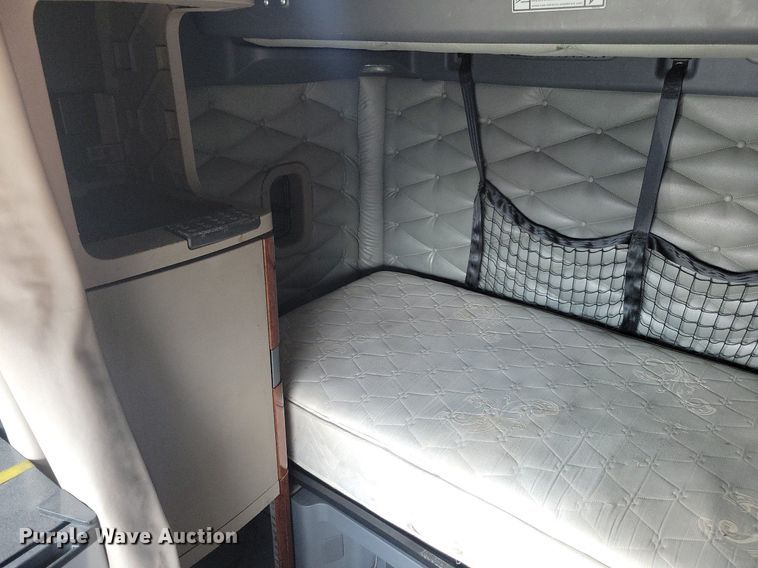 image for item MO9682 2015 Freightliner Cascadia 113  semi truck