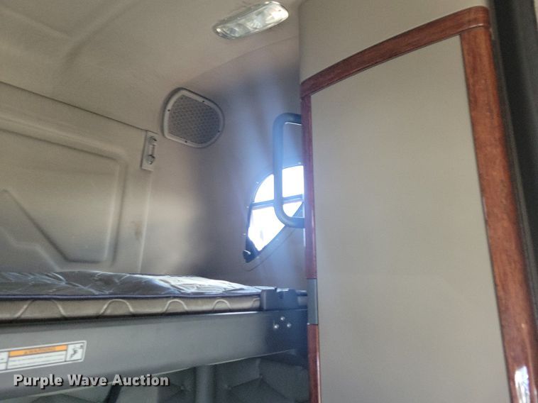 image for item MO9682 2015 Freightliner Cascadia 113  semi truck