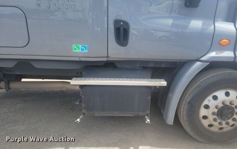 image for item MO9682 2015 Freightliner Cascadia 113  semi truck