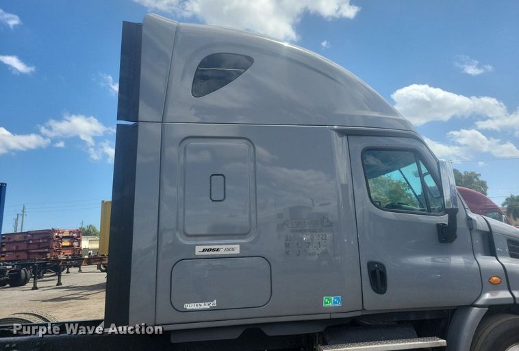 image for item MO9682 2015 Freightliner Cascadia 113  semi truck