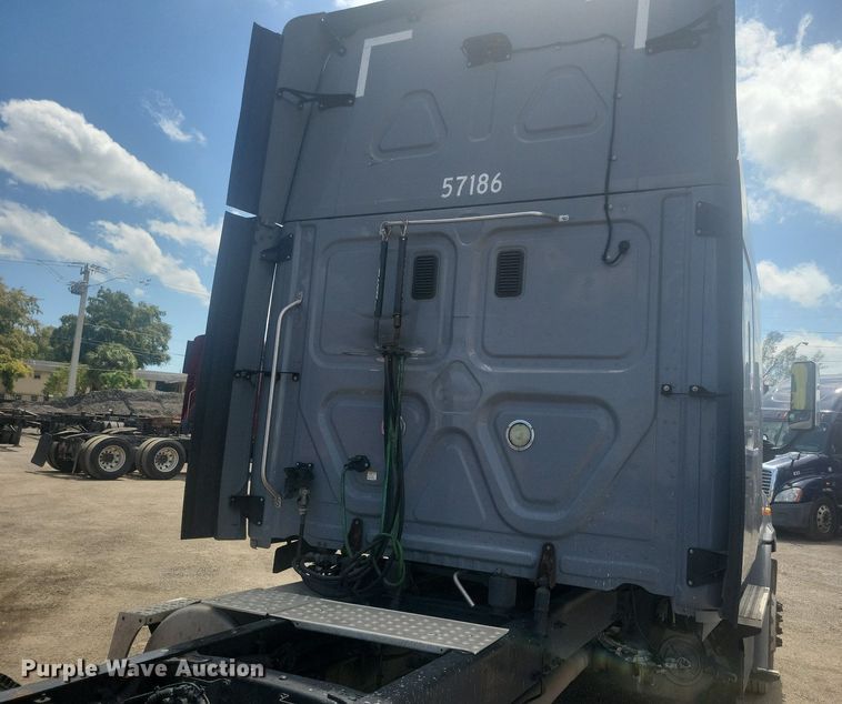 image for item MO9682 2015 Freightliner Cascadia 113  semi truck