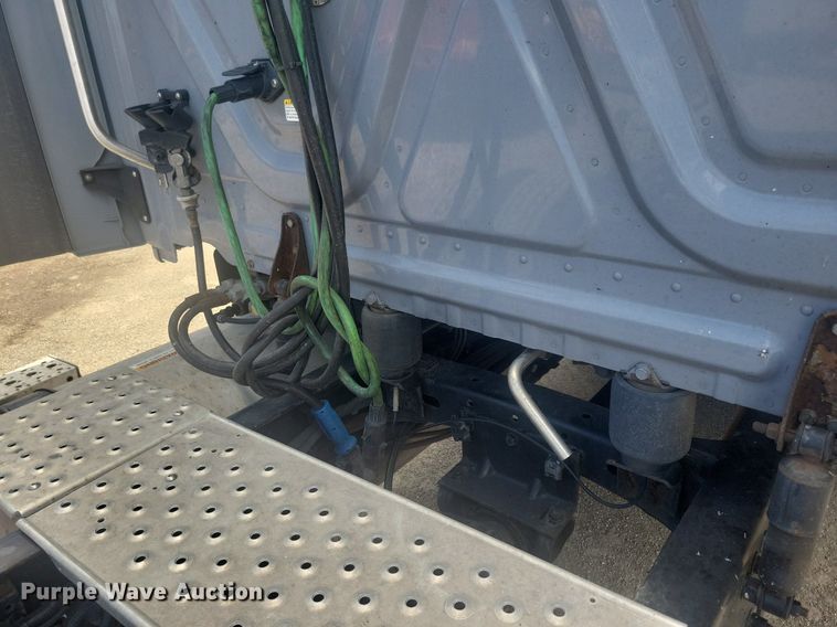 image for item MO9682 2015 Freightliner Cascadia 113  semi truck